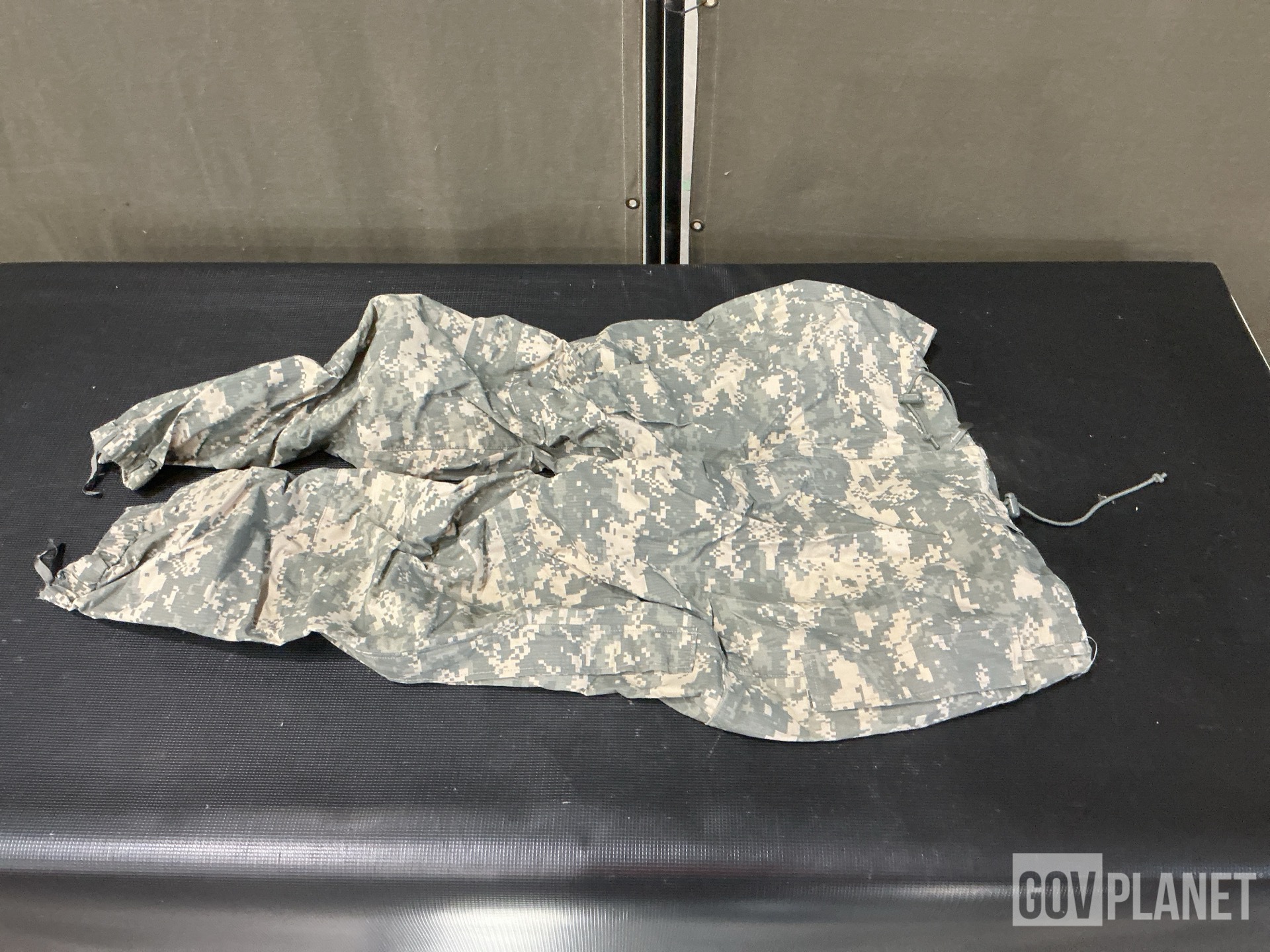(4) Canvas Bags, (60) Heat Protective Mittens & Assorted Items