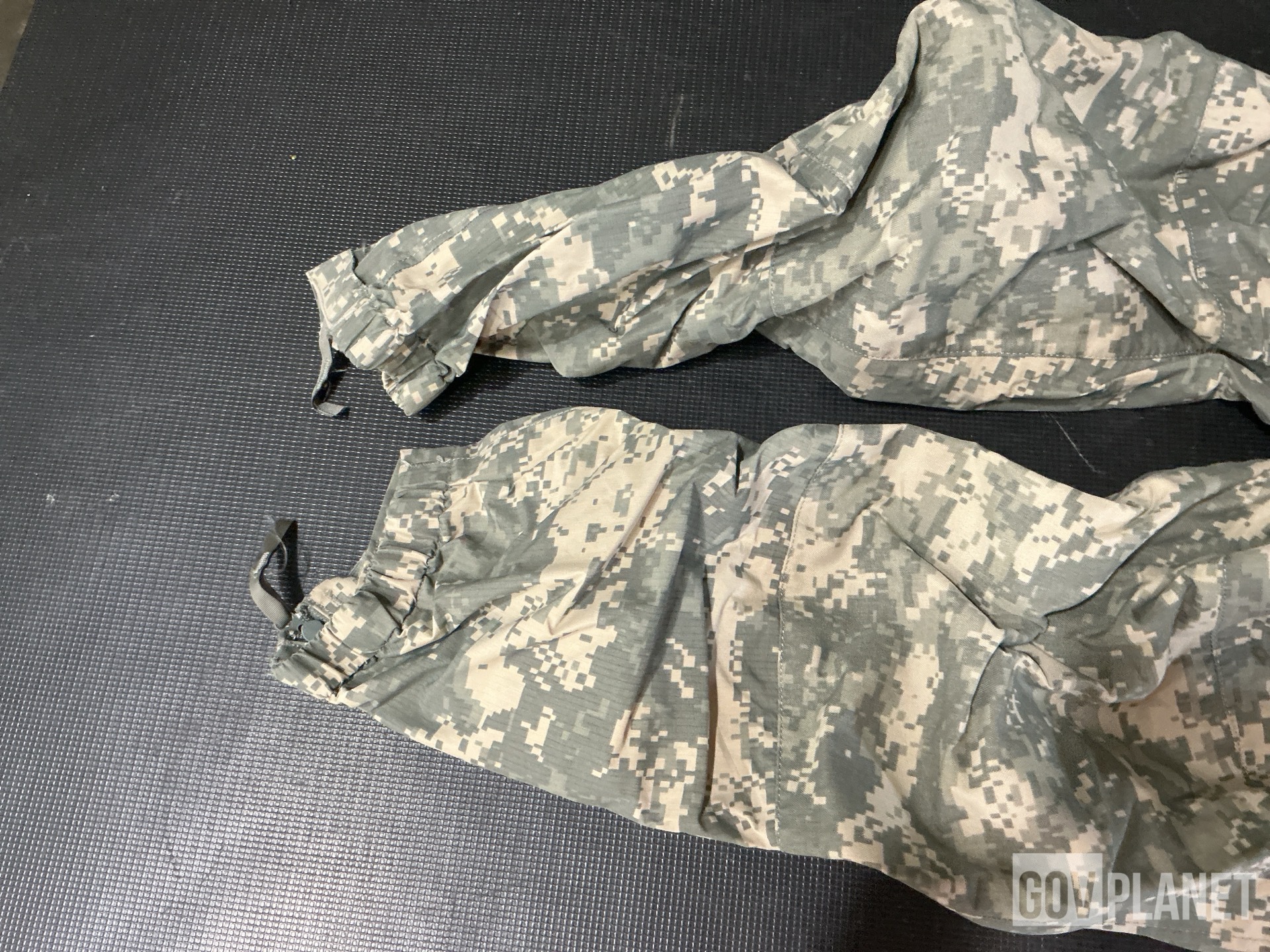 (4) Canvas Bags, (60) Heat Protective Mittens & Assorted Items
