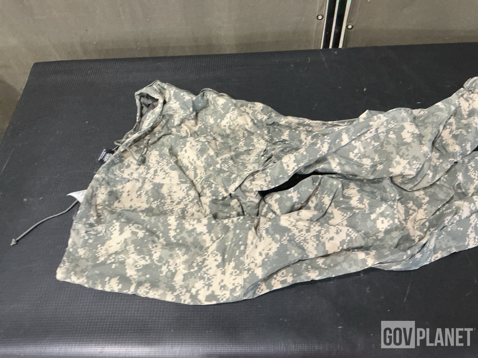 (4) Canvas Bags, (60) Heat Protective Mittens & Assorted Items