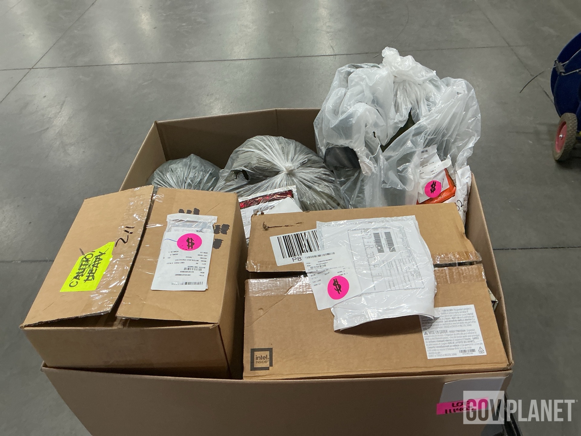 (4) Canvas Bags, (60) Heat Protective Mittens & Assorted Items