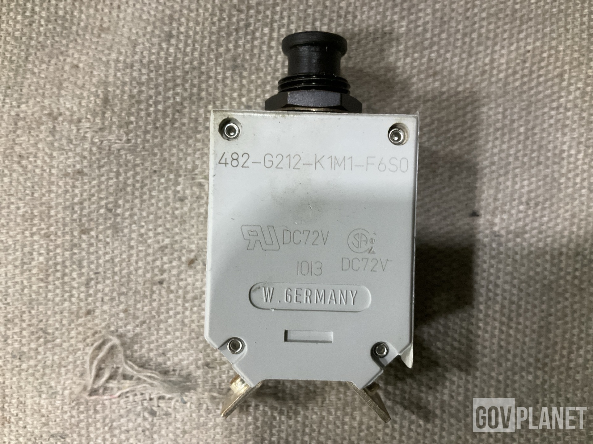 (238) Navistar 3113733C1 Circuit Breakers