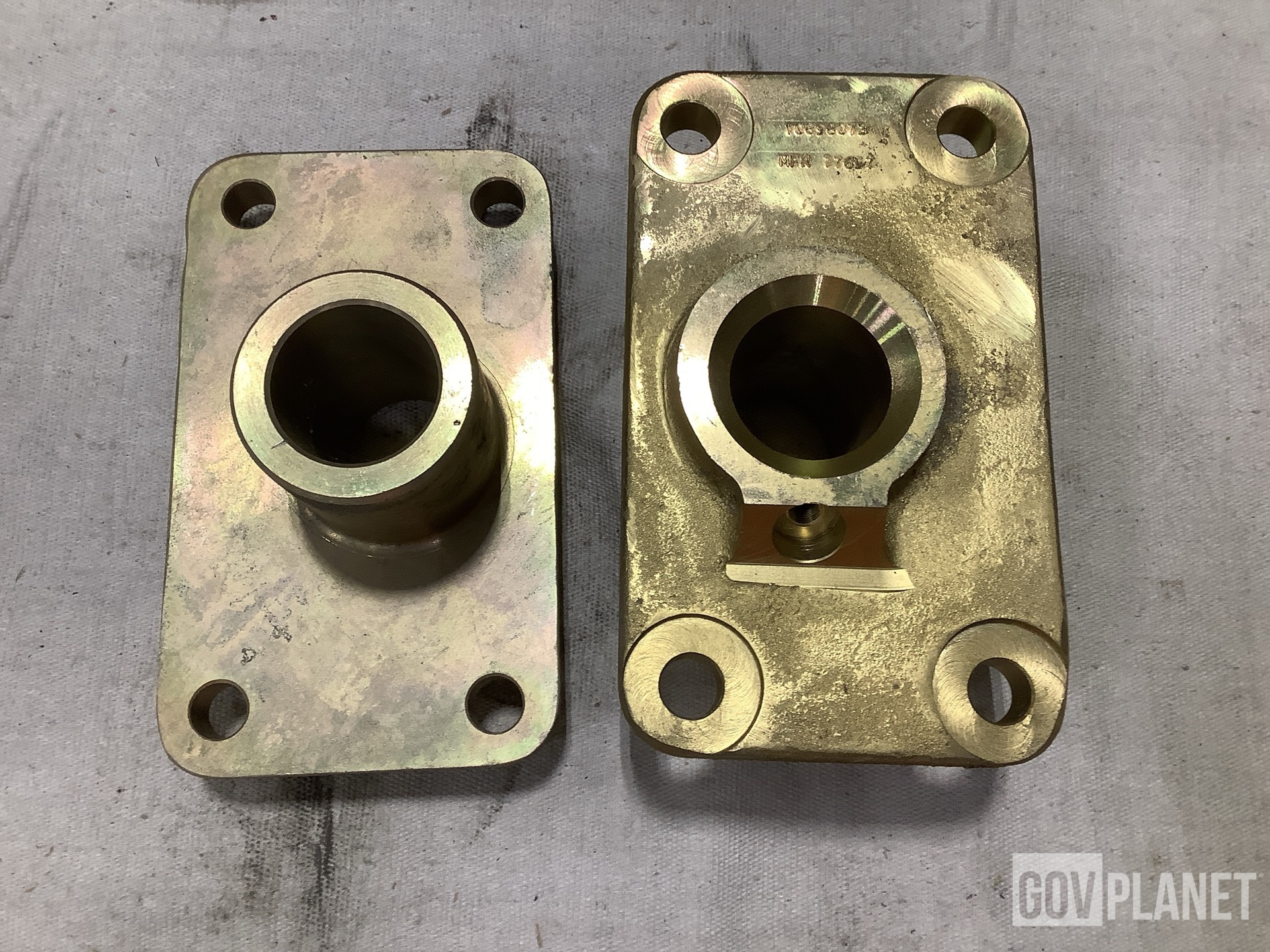 (22) 10898073 Rotating Shaft Eye Brackets