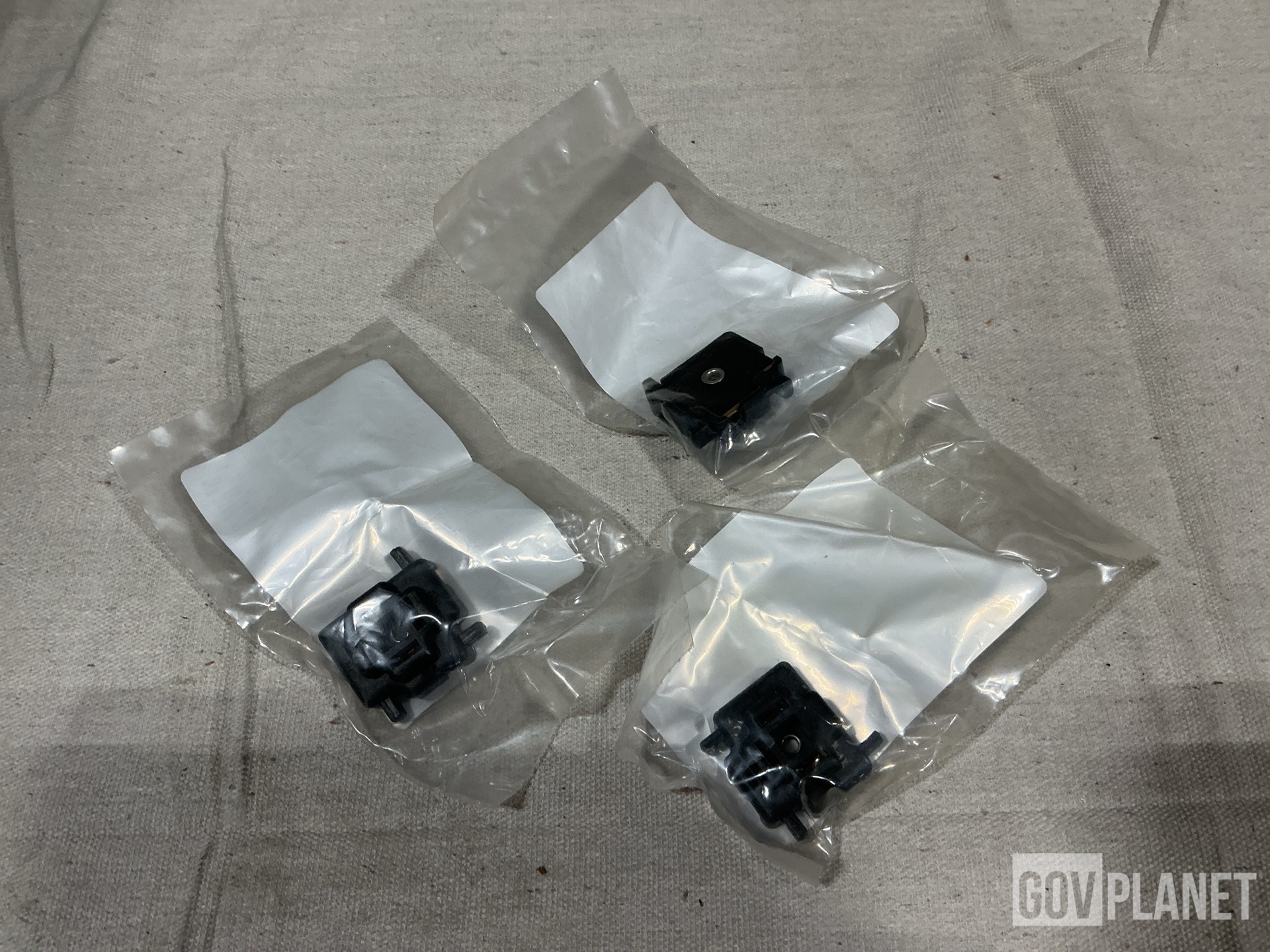 (165) General Dynamics 013219 3 Pole Connectors