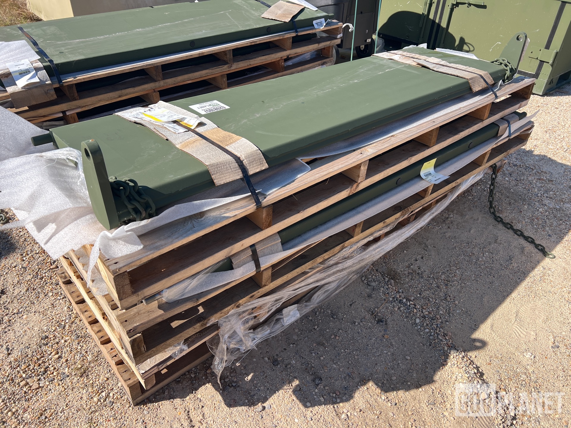 (15) Oshkosh 1KK200 Vehicle Body Tailgates
