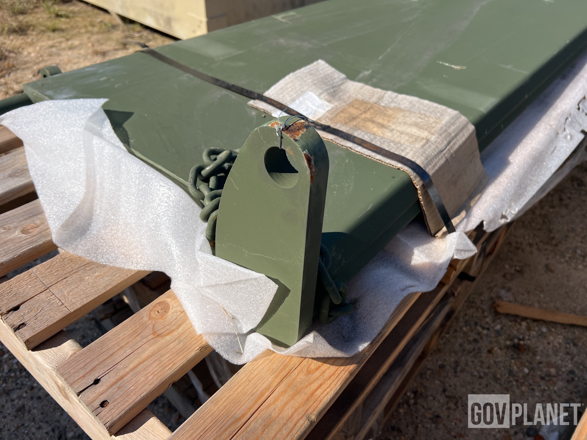 (15) Oshkosh 1KK200 Vehicle Body Tailgates