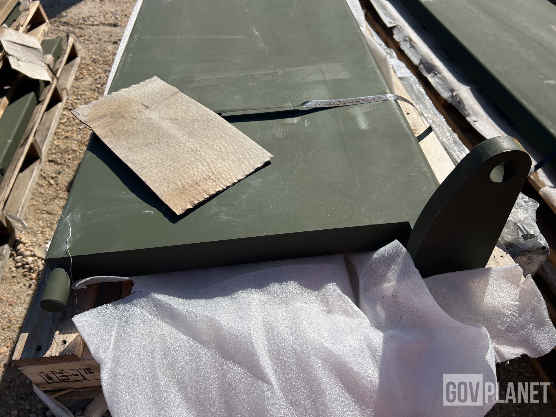 (15) Oshkosh 1KK200 Vehicle Body Tailgates