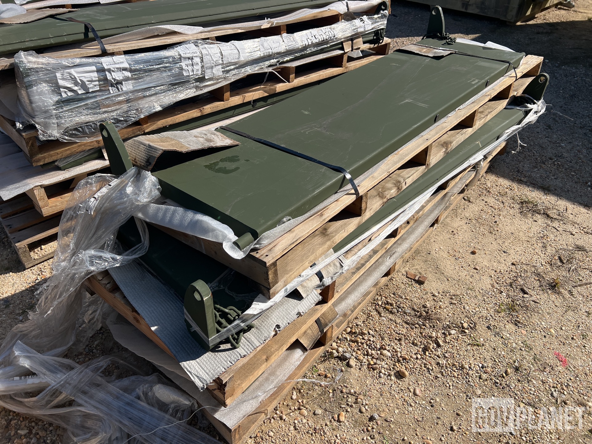 (15) Oshkosh 1KK200 Vehicle Body Tailgates