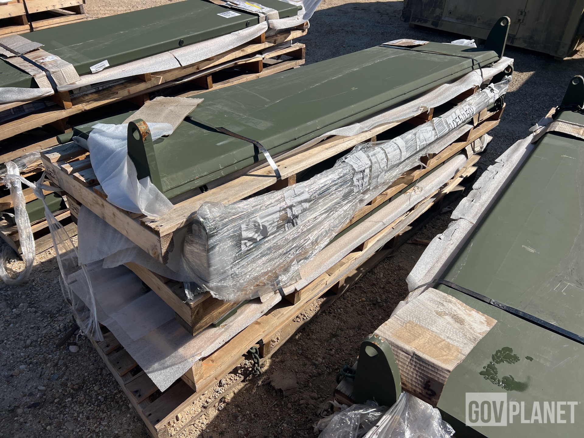 (15) Oshkosh 1KK200 Vehicle Body Tailgates