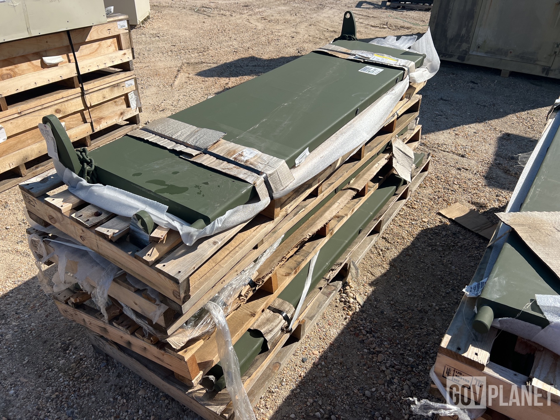 (15) Oshkosh 1KK200 Vehicle Body Tailgates