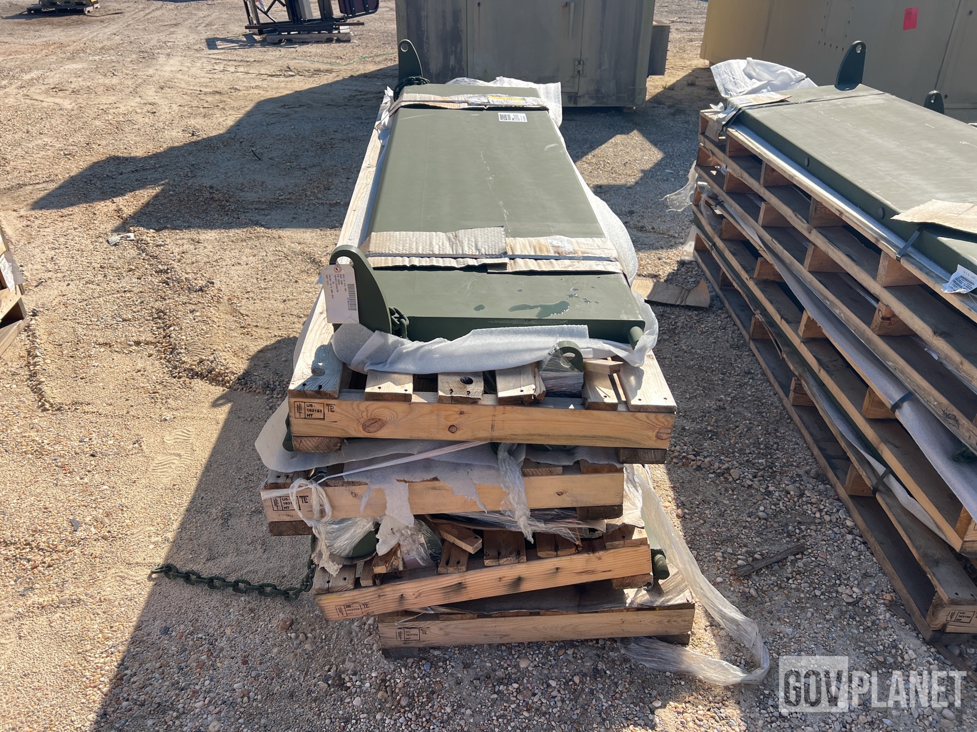 (15) Oshkosh 1KK200 Vehicle Body Tailgates