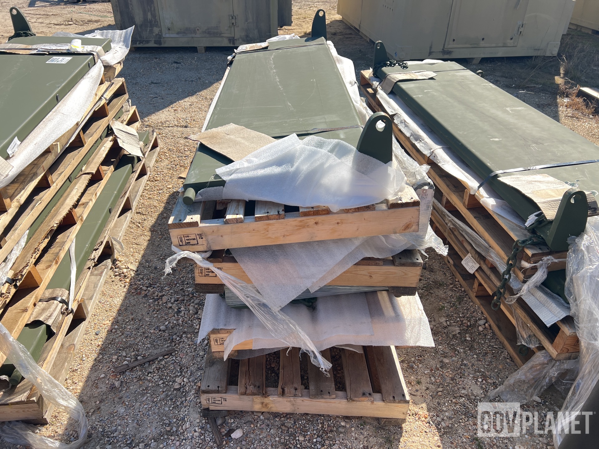 (15) Oshkosh 1KK200 Vehicle Body Tailgates