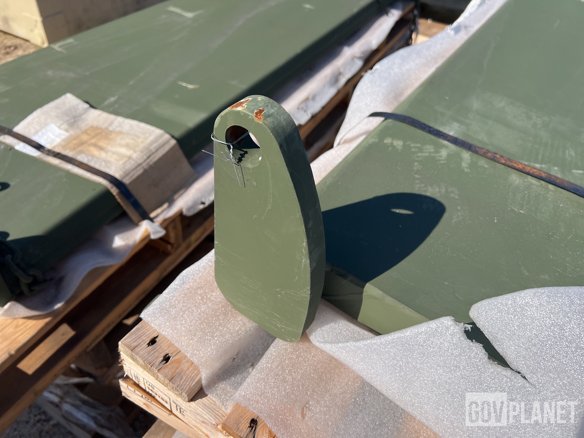 (15) Oshkosh 1KK200 Vehicle Body Tailgates