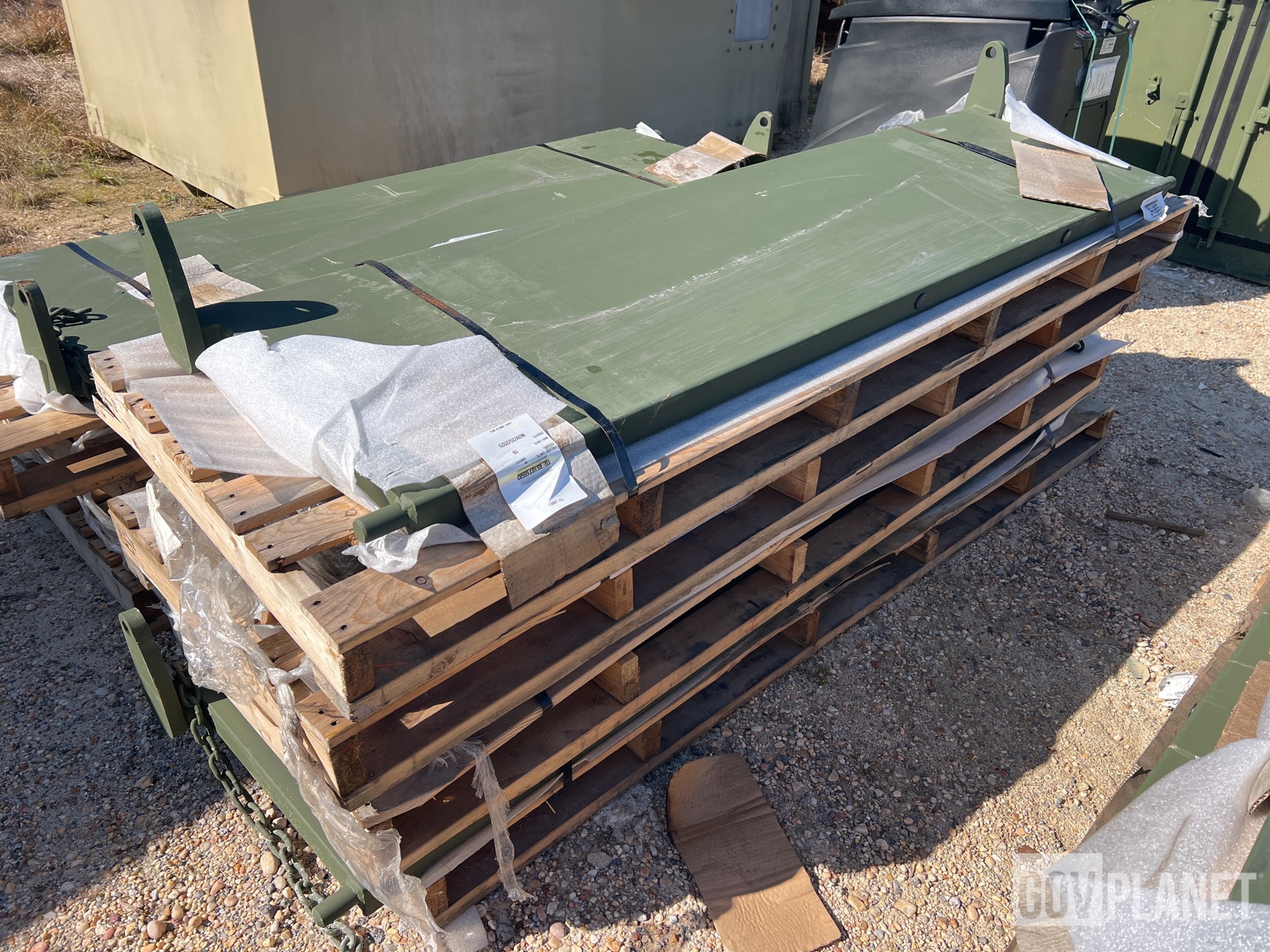 (15) Oshkosh 1KK200 Vehicle Body Tailgates