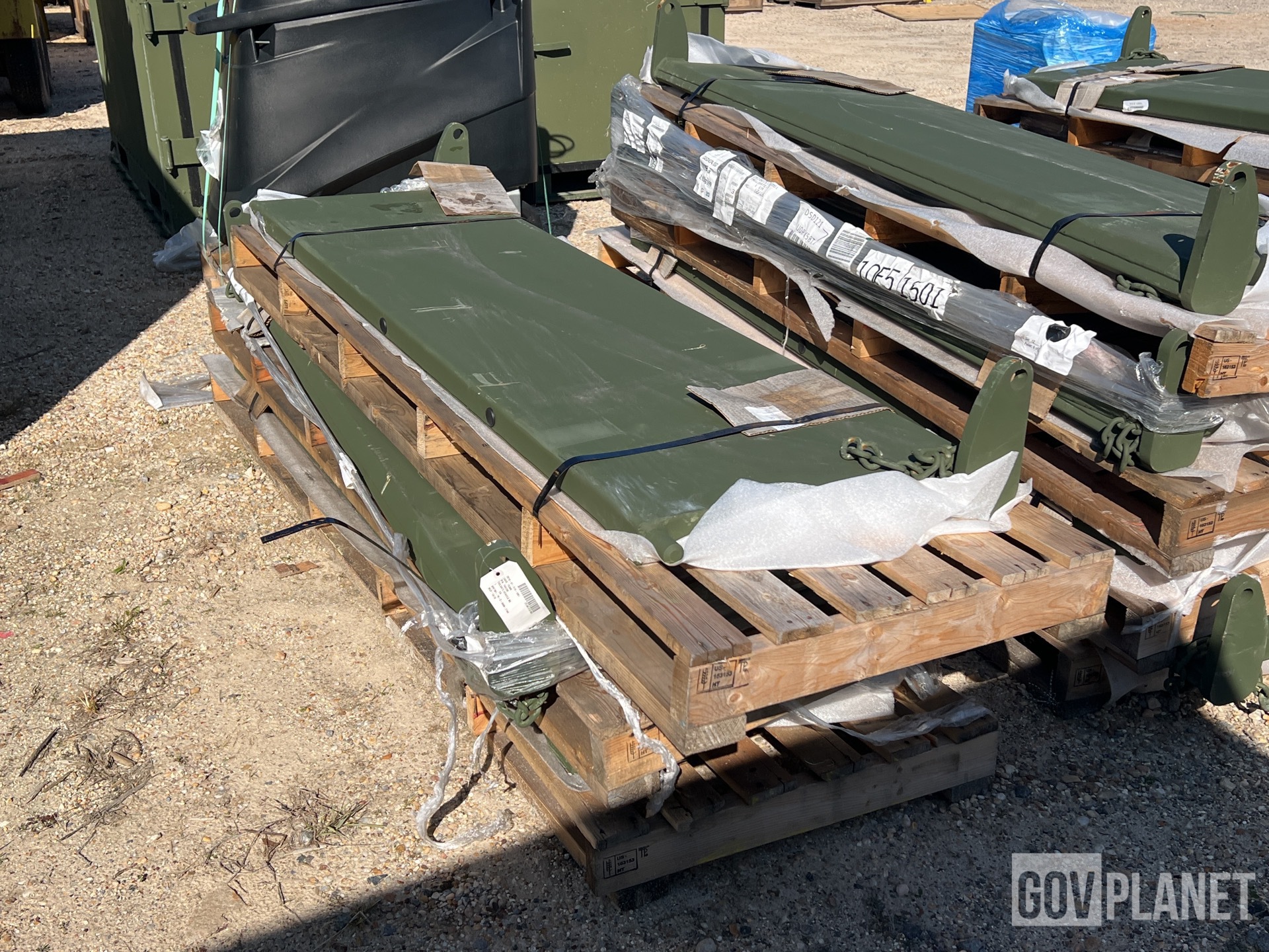 (15) Oshkosh 1KK200 Vehicle Body Tailgates